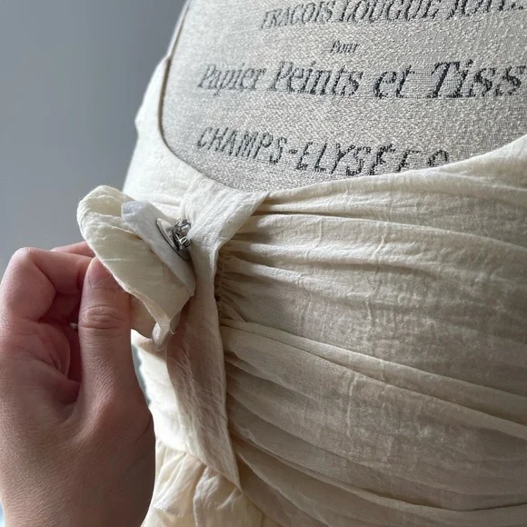 Elegant Cream Sleeveless Top - Picture 4 of 5